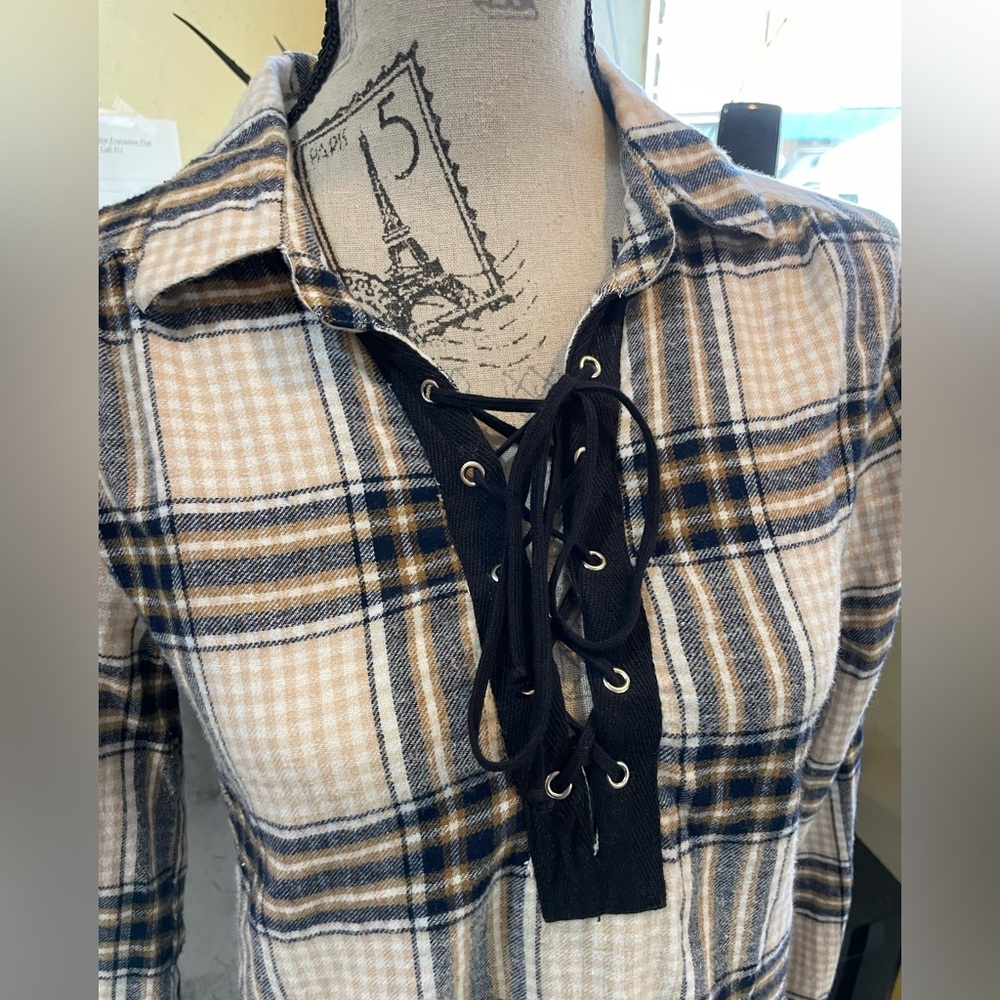 The Buckle Daytrip Lace Up‎ Plaid Flannel Pullover Tunic Long Sleeve 100% Cotton - Picture 2 of 5